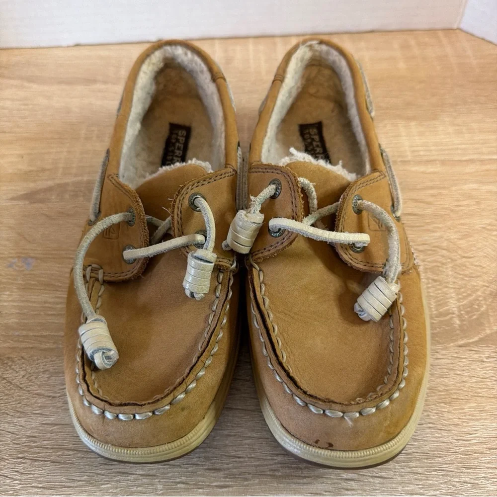 Sperry details brand